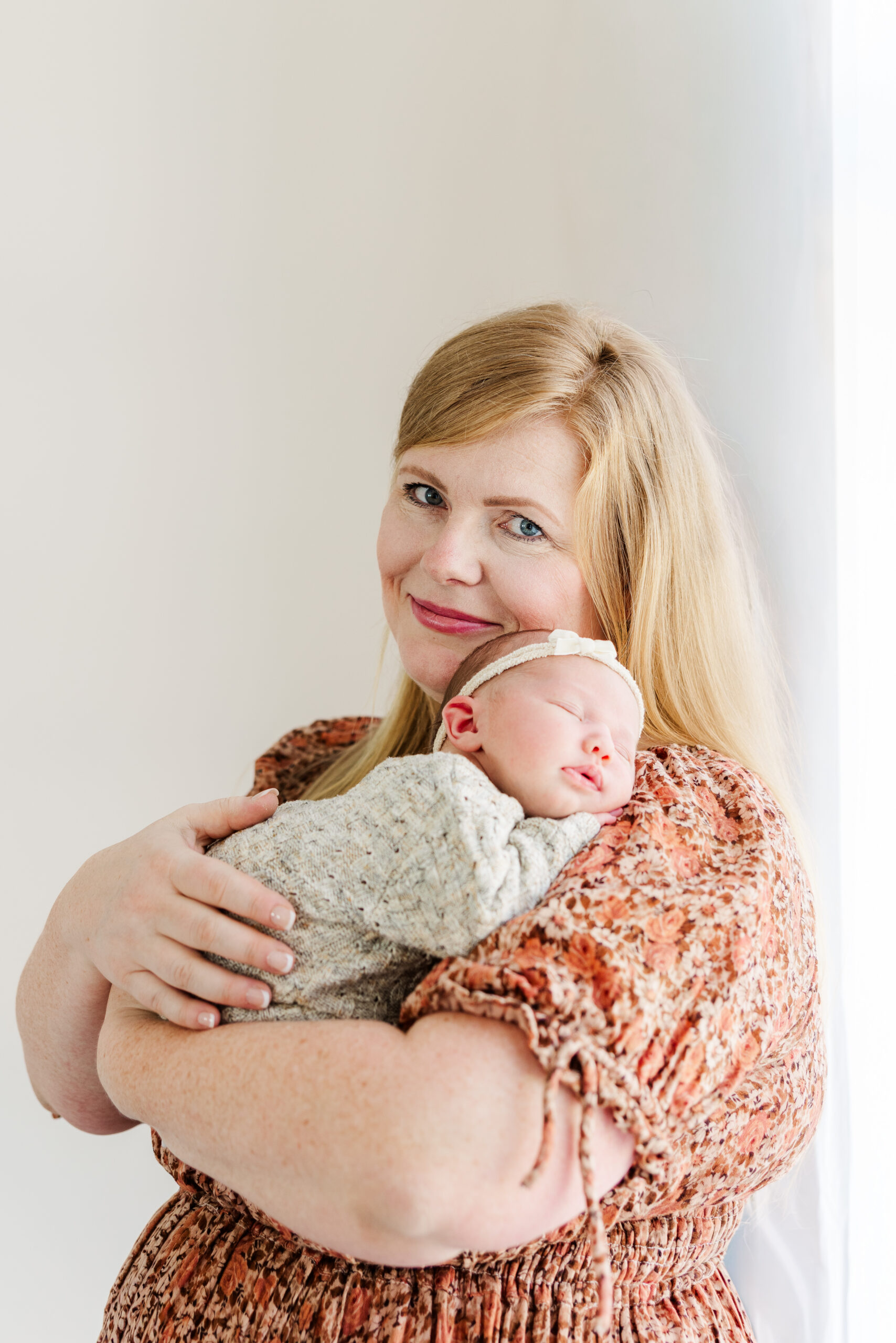 mommy and newborn photo in studio pensacola